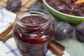 Dulceata de prune cu vanilie si scortisoara Dulceata de prune cu vanilie si scortisoara
