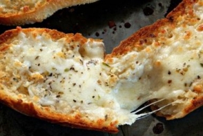 Paine cu usturoi si mozzarella Paine cu usturoi si mozzarella