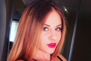 Dulceata de zmeura de la Tatiana Spinu. Vezi cum se pregateste blonda sexy pentru iarna - VIDEO Dulceata de zmeura de la Tatiana Spinu. Vezi cum se pregateste blonda sexy pentru iarna - VIDEO