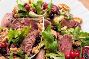 Salata cu piept de rata si coacaze Salata cu piept de rata si coacaze