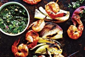 Frigarui cu fenicul si creveti cu salsa verde Frigarui cu fenicul si creveti cu salsa verde